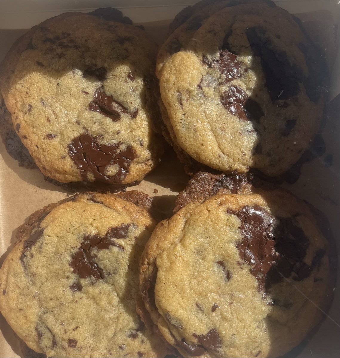 Schokoladen-Cookies in einer Schachtel
